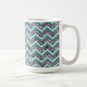 Dunkles geschliffenes Glas und aquamariner Kaffeetasse