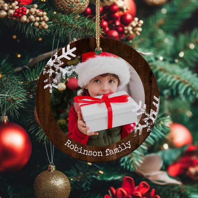 Dunkles Holz Rustikales Foto Schneeflocken Keramik Ornament (Rustic snowflake family holiday keepsake photo ornament perfect for gifts to bring joy to others.)