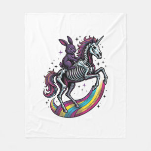Dunkles Kaninchen, das auf einem Skelett-Einhorn r Fleecedecke