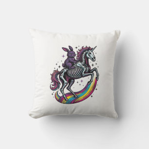 Dunkles Kaninchen, das auf einem Skelett-Einhorn r Kissen