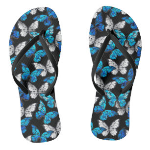 Dunkles Nahtloses Muster mit blauen Schmetterlinge Flip Flops