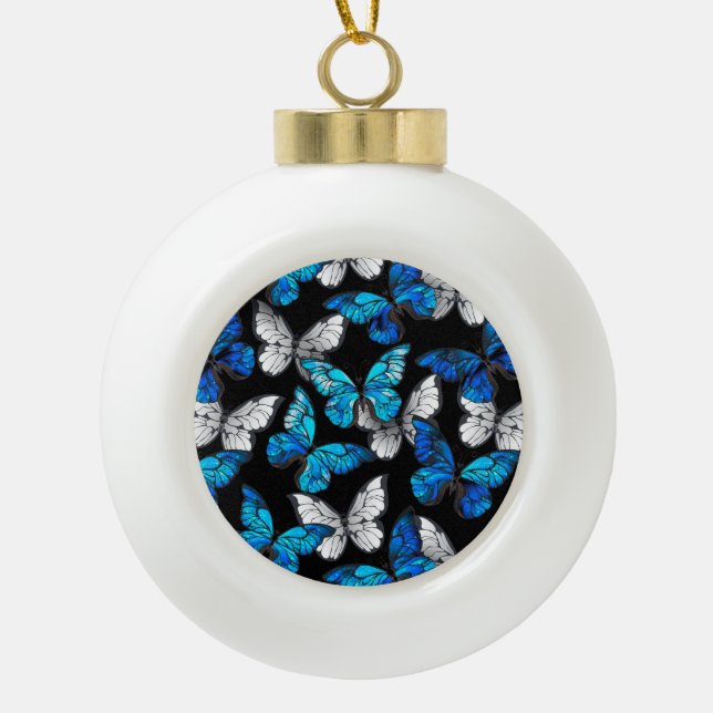 Dunkles Nahtloses Muster mit blauen Schmetterlinge Keramik Kugel-Ornament (Vorderseite)
