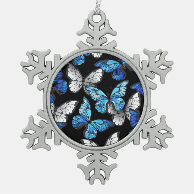 Dunkles Nahtloses Muster mit blauen Schmetterlinge Schneeflocken Zinn-Ornament (Vorderseite)