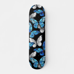Dunkles Nahtloses Muster mit blauen Schmetterlinge Skateboard