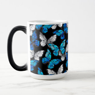 Dunkles Nahtloses Muster mit blauen Schmetterlinge Verwandlungstasse