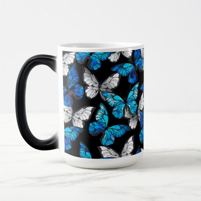 Dunkles Nahtloses Muster mit blauen Schmetterlinge Verwandlungstasse (Links)
