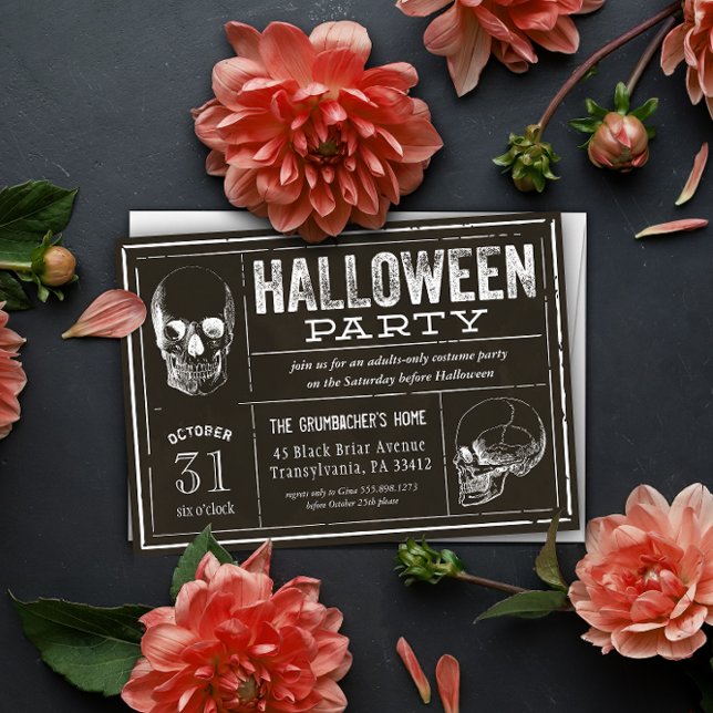 Dunkles Vintages Label Skulls Halloween-Party Einladung (halloween party invitation designed like an old apothecary label with two skulls and weathered type)