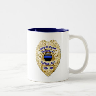 Dünne blaue Linie leuchtender Knopf und goldenes A Zweifarbige Tasse