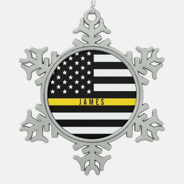 Dünne gelbe Linie Fahrdienstleiter-mit Monogramm Schneeflocken Zinn-Ornament (Vorderseite)