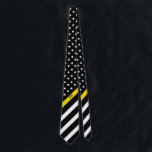 Dünne gelbe Linie Krawatte<br><div class="desc">Diese Krawatte kennzeichnet eine amerikanische Schwarzweiss-Flagge mit dünner gelber Linie Entwurf,  die das US Flagge auf einem schwarzen Hintergrund und mit Monogramm Initialen hat,  damit Sie in einem klassischen weißen Skript personifizieren. Vervollkommnen Sie für Fahrdienstleiter. Tragen Sie sie in der Art!</div>