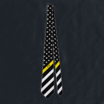 Dünne gelbe Linie Krawatte<br><div class="desc">Diese Krawatte kennzeichnet eine amerikanische Schwarzweiss-Flagge mit dünner gelber Linie Entwurf,  die das US Flagge auf einem schwarzen Hintergrund und mit Monogramm Initialen hat,  damit Sie in einem klassischen weißen Skript personifizieren. Vervollkommnen Sie für Fahrdienstleiter. Tragen Sie sie in der Art!</div>