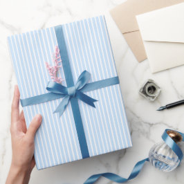 Dünne hellblaue Streifen Geschenkpapier
