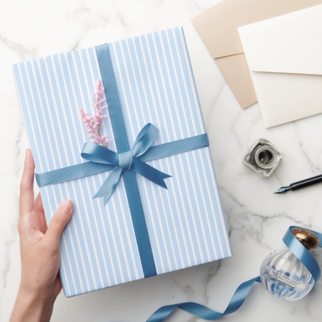 Dünne hellblaue Streifen Geschenkpapier (Schenken)