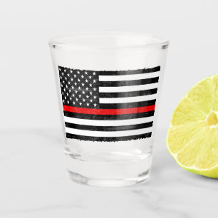 Dünne rote Linie Grungy amerikanische Flagge Schnapsglas