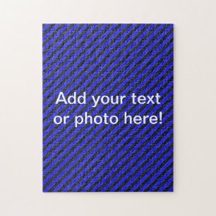 Dünne schwarze und blaue Diagonalstreifen