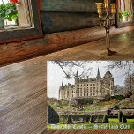 Dunrobin-Burg im Sutherland Clan im Herbst<br><div class="desc">Die Herbstaussicht auf die Burg Dunrobin umfasst weitläufige Bäume und ein klares Foto eines der größten Häuser Schottlands. Dunrobin ist der Familiensitz des Clans Sutherland. Dieses Objekt ist sowohl mit dem Schloss als auch mit den Clannamen in einem antiken Schriftart beschriftet.</div>