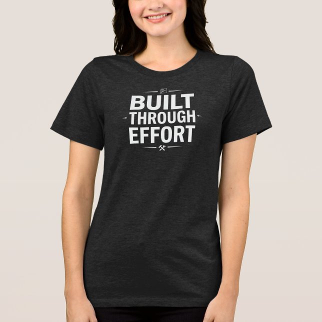 DURCH ANSTRENGUNG GEBAUT Tri-Blend SHIRT (Vorderseite)