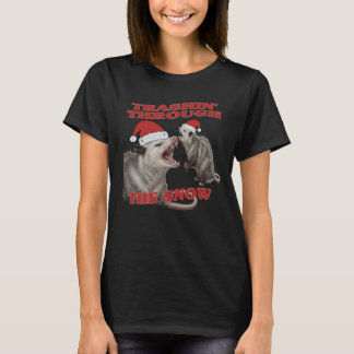Durch den Schnee trampeln. Opossum. T-Shirt