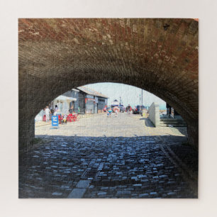 Durch die Bögen im Folkestone Hafen