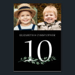 Durch die Jahre Fotos Hochzeit Tischnummer unterze<br><div class="desc">Inklusive verschiedener Fotos der Braut und Bräutigam durch die Jahre für ein unterhaltsames Tischschild für die Hochzeitsgäste. Es macht Spaß, auf dem gleichen Schild ähnliche altersbedingte Fotos zu haben und verschiedene Fotos auf jedem Tisch zu haben, wenn sich die Gäste vermischen. Auf beiden Seiten für zweiseitige Anzeige gedruckt. Die schwarze...</div>