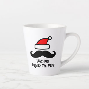 Durch die schneewitzige Latte-Tasse spazieren Milchtasse