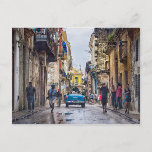 Durch die Straßen von Havanna in einem Oldtimer cr Postkarte