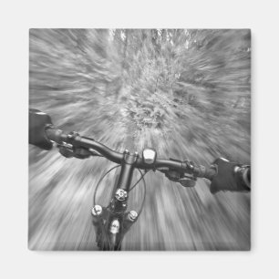 Durch einen glatten Abschnitt eines Single-Trails  Magnet