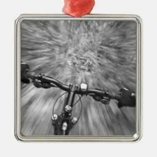 Durch einen guten Abschnitt von Singletrack fahren Ornament Aus Metall