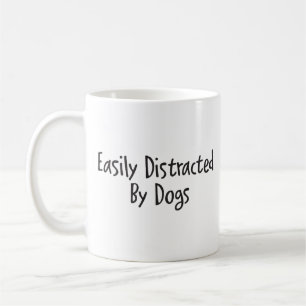 Durch Hunde leicht abgelenkt Kaffeetasse