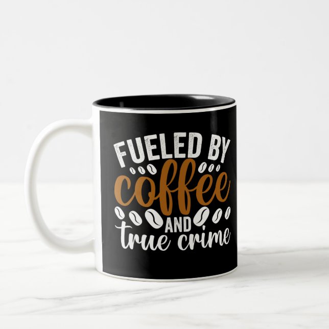 durch Kaffee und wahre Kriminalität befeuert Zweifarbige Tasse (Links)