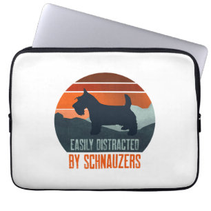 Durch Schnauzer leicht ablenkbar beim Spazierengeh Laptopschutzhülle