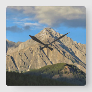 Durch Sonnenaufgang erheben sich die Wälder und Be Quadratische Wanduhr