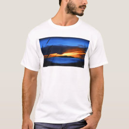 Durchbrechen des Blauen T-Shirt