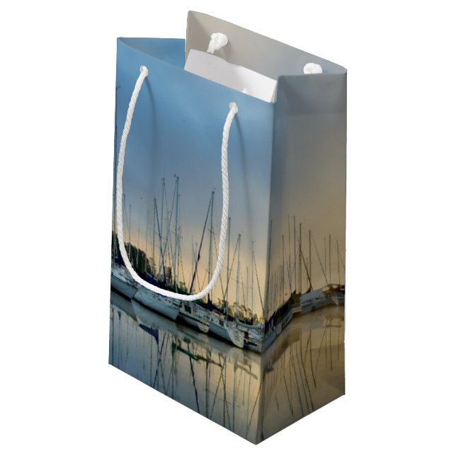 Durchbrechen II Kleine Geschenktüte (Rückseite Schrägansicht)
