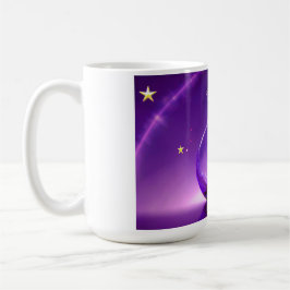 Durchsichtige lila Vase mit Stern unter einer Kupp Kaffeetasse