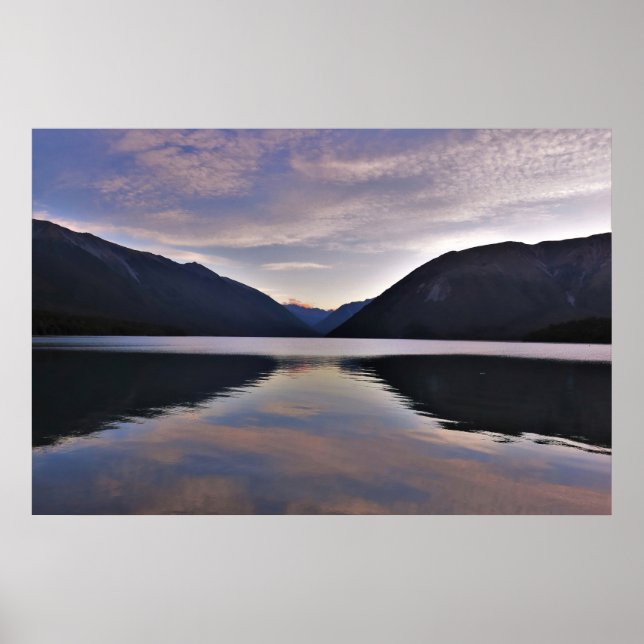Dusk am Rotoiti-See Poster (Vorne)