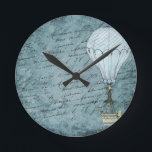 Dusk Blue Heißluftballon Steampunk Handschrift Runde Wanduhr<br><div class="desc">Entspricht anderen Steampunk-Heißluftballon-Designelementen wie Karten und Verpackungspapier. Ideal für Flugreisende und andere Fans. Dieses Design verfügt über einen Viktorianischen Steampunk Hot Air Ballon sanft fliegen vor einem Scrapbook Hintergrundbild gefüllt mit Handschrift gewaschen mit Schattierungen von weich, dunkelblau. Dieses ruhige Design wird von Männern und Frauen gleichermaßen geliebt und macht es...</div>