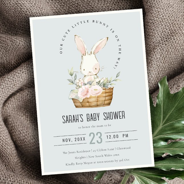 Dusky Blue Bunny in Floral Basket Baby Dusche Einladung (Von Creator hochgeladen)