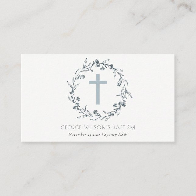 Dusky Blue Floral Laurel Wreath Monogram Taufe Platzkarte (Vorderseite)