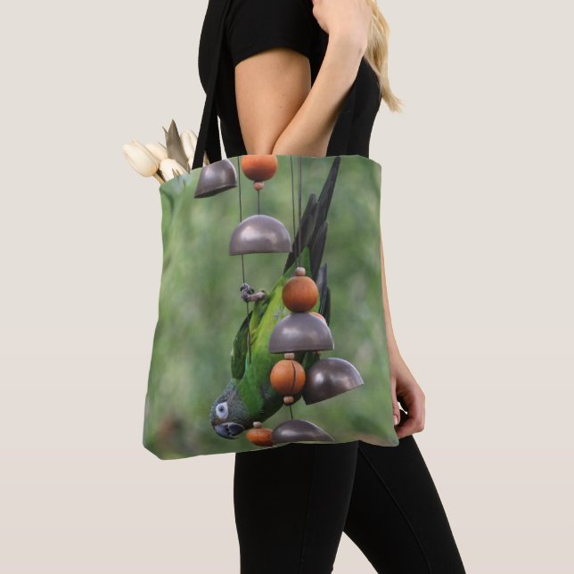 Dusky-verschmutzter Papagei auf dem Kopf-Bird Tasche (Von Nahem)
