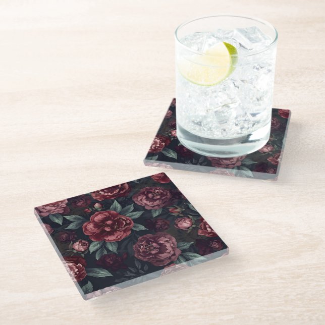 Düster-blumiges Wasserfarbendesign in dunklem Rot Glasuntersetzer (Schrägansicht)
