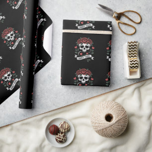 Düster-Ihr Grafik: Gothic-Schädel mit roten Rosen Geschenkpapier