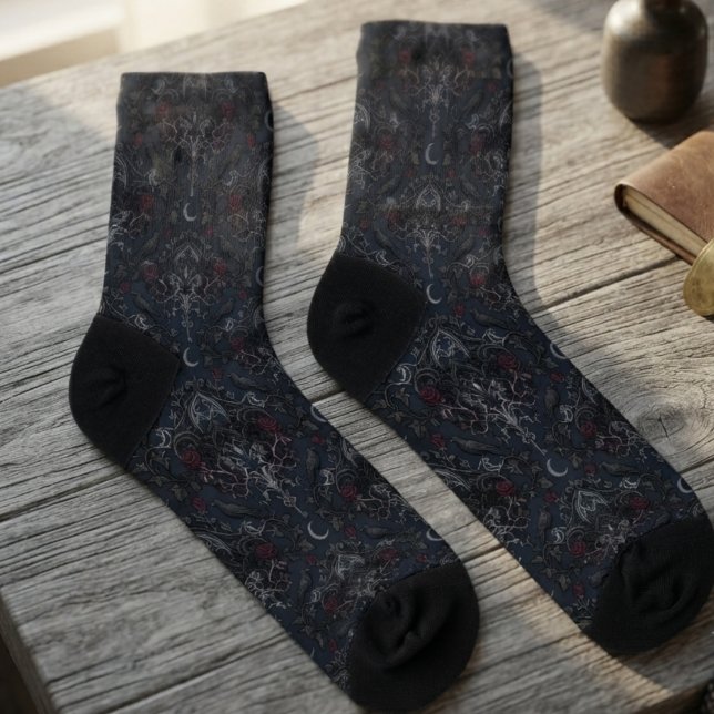 Düsterer Onyx Barock Rabe Socken (Moody raven socks with baroque filigree for dark academia lovers during autumn study sessions.)