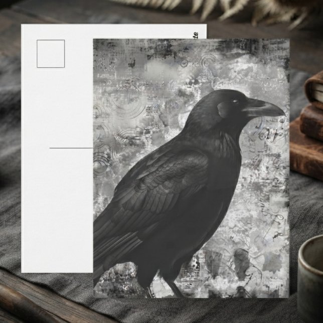Düsterer Onyx-Gotik-Distressed-Rabe Postkarte (Onyx raven postcard for dark academia fans and Halloween decor.)