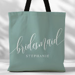 Dusty Aquamarin Bridesmaid Modernes Drehbuch Tasche<br><div class="desc">Zeigen Sie Ihrem Brautparty mit dieser stilvollen, staubigen aquamarinen Totentasche Ihre Wertschätzung. Diese Tasche mit modernem Drehbuch und dem Namen Ihrer Brautjungfrau ist praktisch und elegant zugleich. Die weiche Farbe und das schicke Design machen es perfekt, um das Wesentliche des Hochzeitstages oder Alltagsgegenstände zu tragen. Diese personalisierte Totttasche verleiht den...</div>