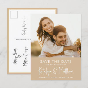 Dusty Beige Fun Script Modernes Foto Wedding Geret Ankündigungspostkarte