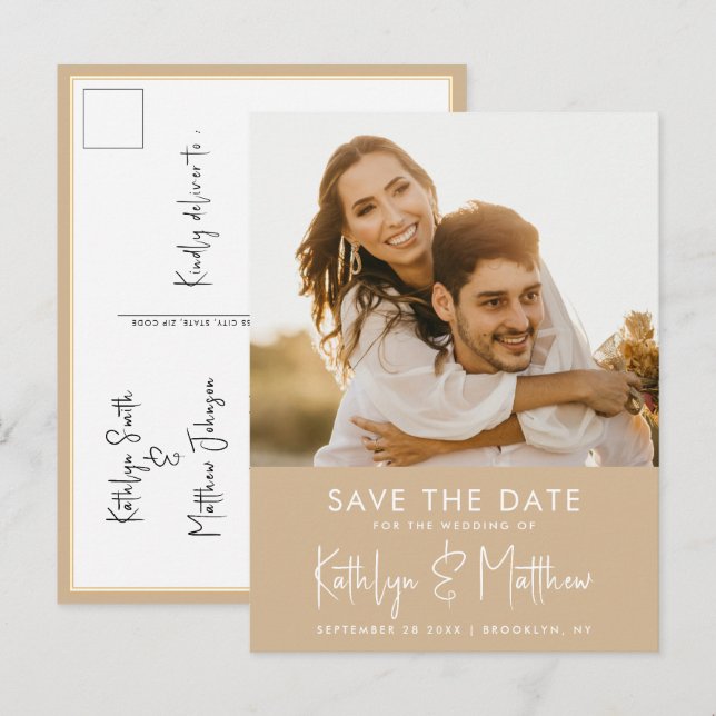 Dusty Beige Fun Script Modernes Foto Wedding Geret Ankündigungspostkarte (Vorne/Hinten)