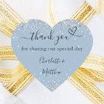 Dusty blauen Silberherz danke Ihnen Hochzeit Herz-Aufkleber<br><div class="desc">Ein staubblauer Hintergrund,  mit Imitaten verziert mit silberem Glitzer. Mit dem Text: Vielen Dank,  dass Sie unseren besonderen Tag mit einem kleinen Herzen teilen. Personalisieren Sie Ihre Namen und fügen Sie sie hinzu.</div>
