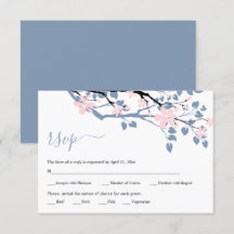 Dusty blauer Zweig mit rot-rosa Blume Hochzeit