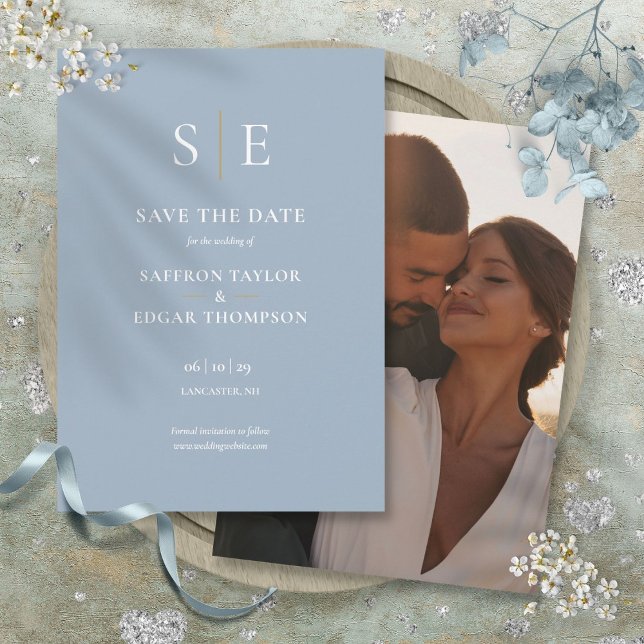Dusty Blue and Gold Monogram Foto Wedding Save The Date (Dusty Blue And Gold Monogram Photo Wedding Save The Date)